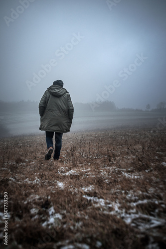 Mann im Winter auf Feld