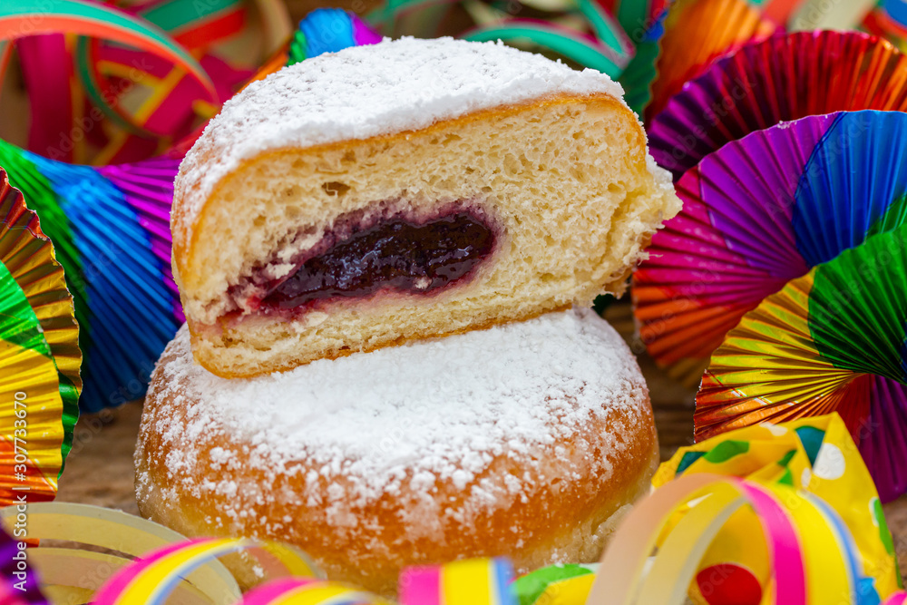 Pfannkuchen (Berliner) mit Puderzucker und Partydekoration