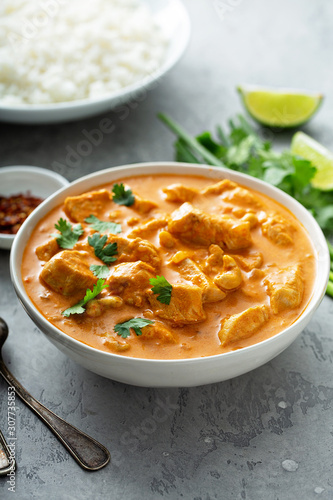 Valokuva Chicken and cashew red curry in a bowl, thai inspired dish