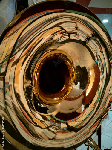 Trombone, fiati, campana di emissione del suono, grande di ottone luccicante e splendente photo