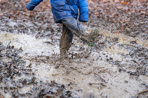 Konstfotografi Young children playing in a muddy puddle