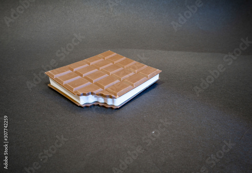 Barretta di cioccolato fatto a libro photo