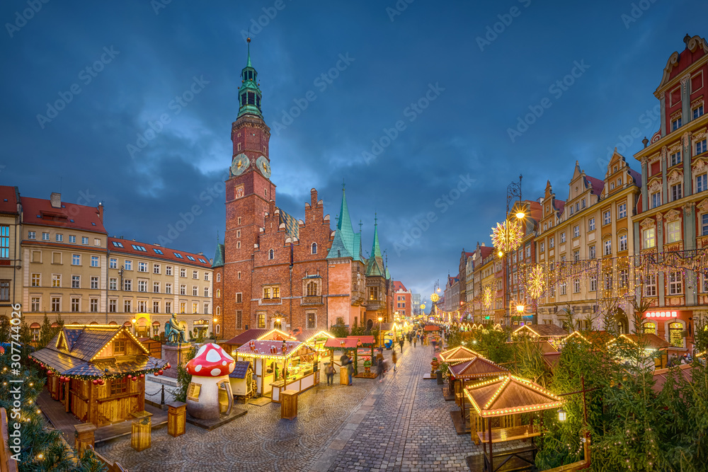 Christmas market on Rynek square at dusk in Wroclaw, Poland - obrazy, fototapety, plakaty 