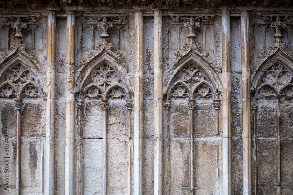 Detalles del lateral de la entrada de la catedral de girona