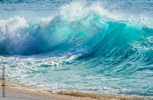 Fototapeta Naklejka Na Ścianę i Meble -  Turquoise colored breaking wave seascape on the beach
