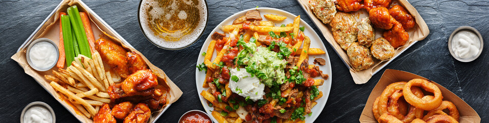 Fotobehang Kroeg Carne asada friet en kippenvleugels  © Joshua Resnick