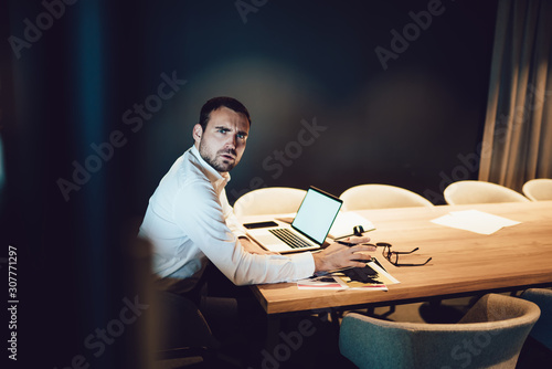 Schilderij op canvas Indignant businessman distracting from work