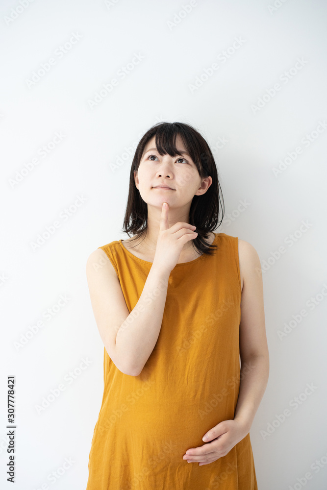 マタニティドレスを着た妊婦（白背景）