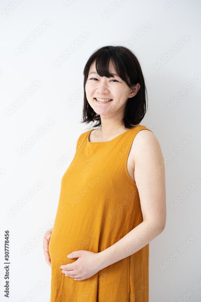マタニティドレスを着た妊婦(白背景) マタニティドレスを着た妊婦(白背景)