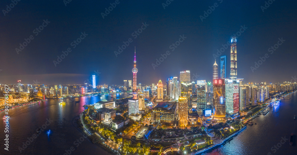 Fototapeta premium Panoramiczne zdjęcia lotnicze nocnego widoku miasta Lujiazuno, Szanghaj, Chiny