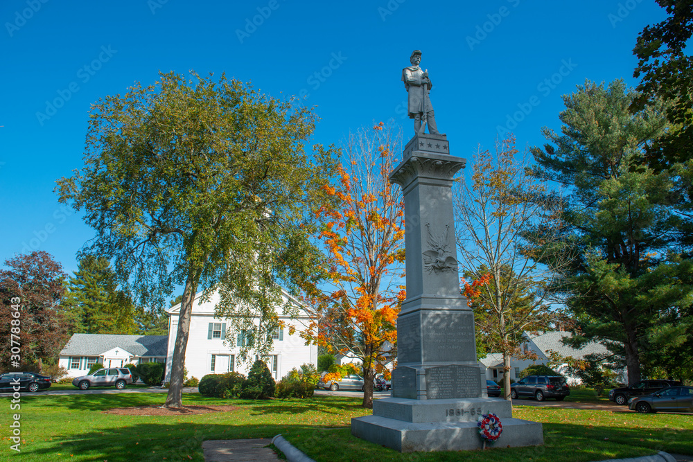 Obraz premium Soldiers and Sailors memorial monument and fall foliage in Merrimack, New Hampshire, USA.