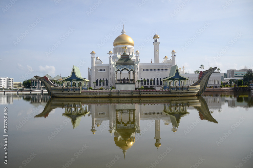 Fototapeta premium Brunei_MAR 20 2018: Omar Ali Saifuddien Mosque is an Islamic mosque in Bandar Seri Begawan. It is often considered as one of the most beautiful mosques in the Asia Pacific.
