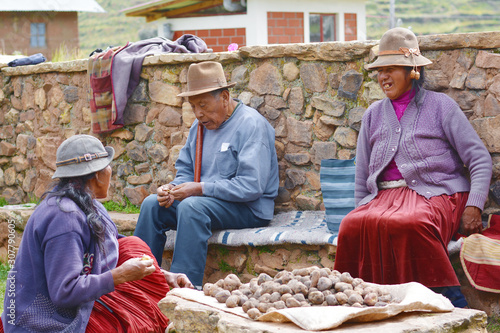Photos Native american family having dinner. Togetherness.