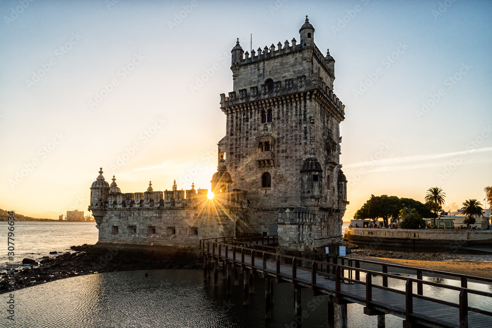 Torre de Belém, die Sehenswürdigkeit in Lissabon im Sonnenuntergang