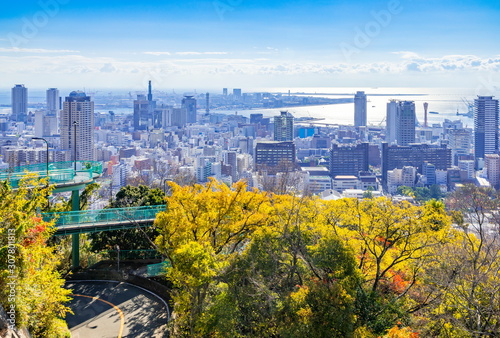 秋色の神戸、神戸市中央区諏訪山公園から神戸港・ポートアイランド方面を望む