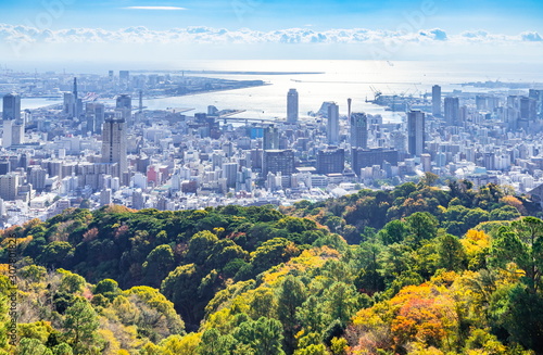 秋色の神戸、神戸市中央区錨山から神戸港・ポートアイランド方面を望む