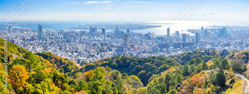 秋色の神戸、神戸市中央区錨山から神戸港・ポートアイランドを望む © photop5