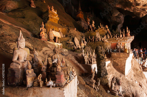 Fotografija Myriad ancient Buddha statues in Pak Ou Caves.