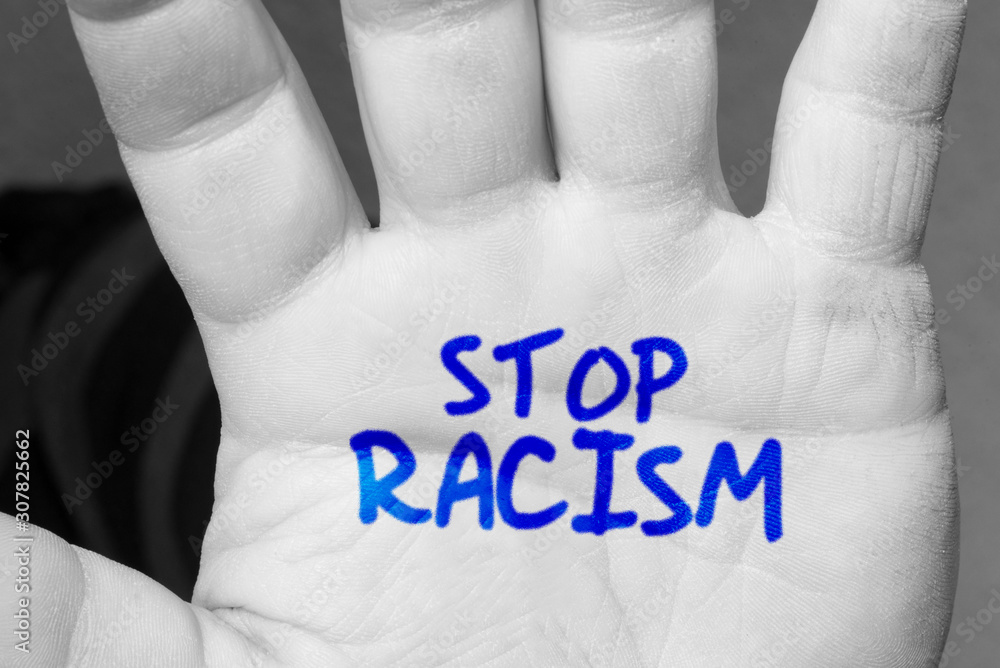 Eine Hand mit Slogan Stop Rassismus - obrazy, fototapety, plakaty 