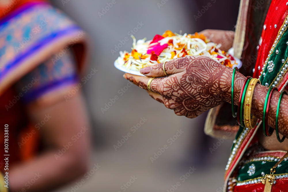 Fototapeta premium Indian traditional wedding ceremony : Bridal hand with mehandi design