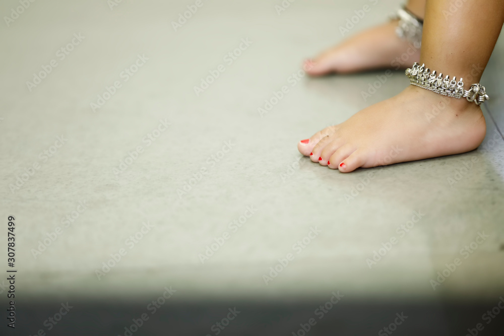 Naklejka premium Anklets in little child girl leg 