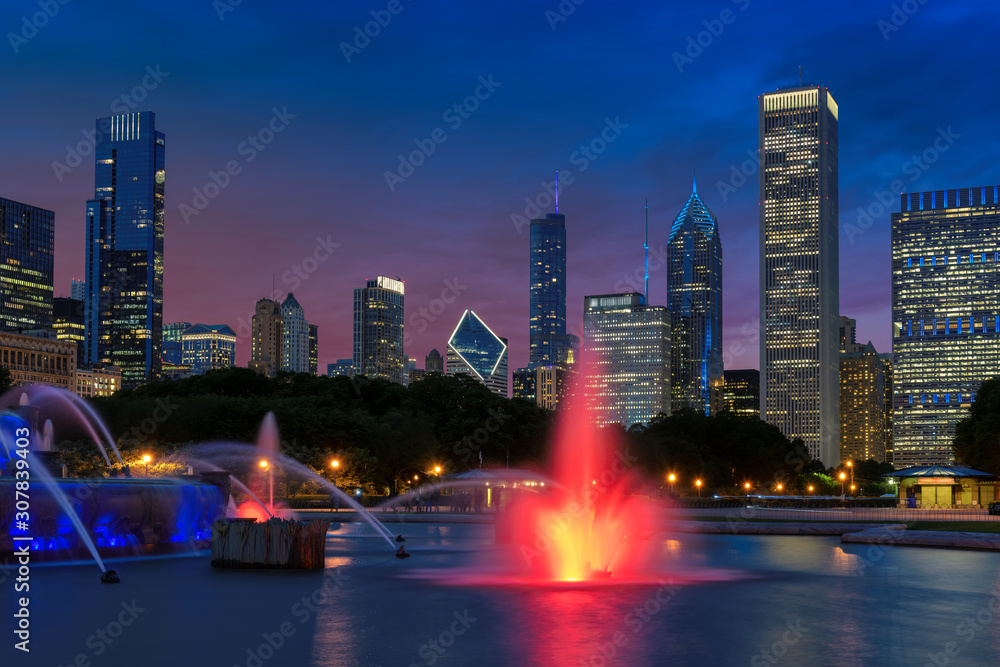 Obraz premium Chicago City at night with skyscrapers and Buckingham fountain, Chicago, Illinois, USA.