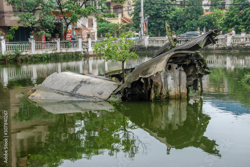 Εκτύπωση καμβά Hanoi monument of B-52 wreckage from Vietnam War sunken in Huu Tiep Lake