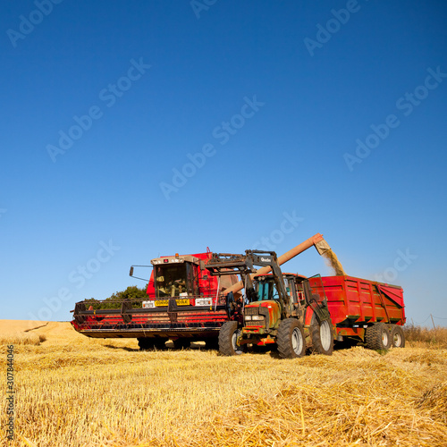 Tracteur dans les champ  paysage de campagne en France.