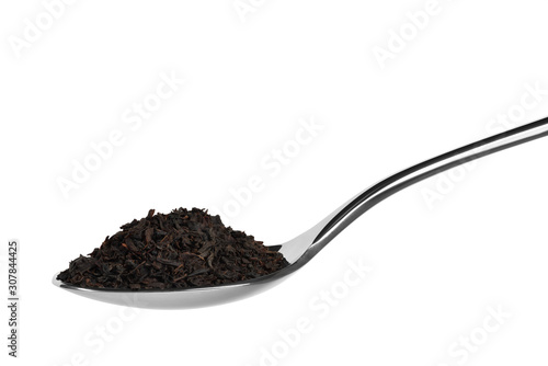 Foto black tea in metal spoon isolated on white