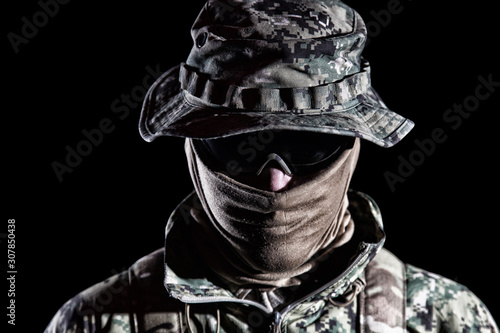 Foto Elderly commando fighter studio portrait on black