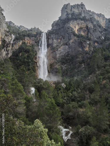 The waterfall of La Osera with its 130 meters is the highest in Andalusia. It is located on the Aguascebas Chico River, within the Natural Park of the Sierra de Cazorla, Segura and Las Villas, Jaén.