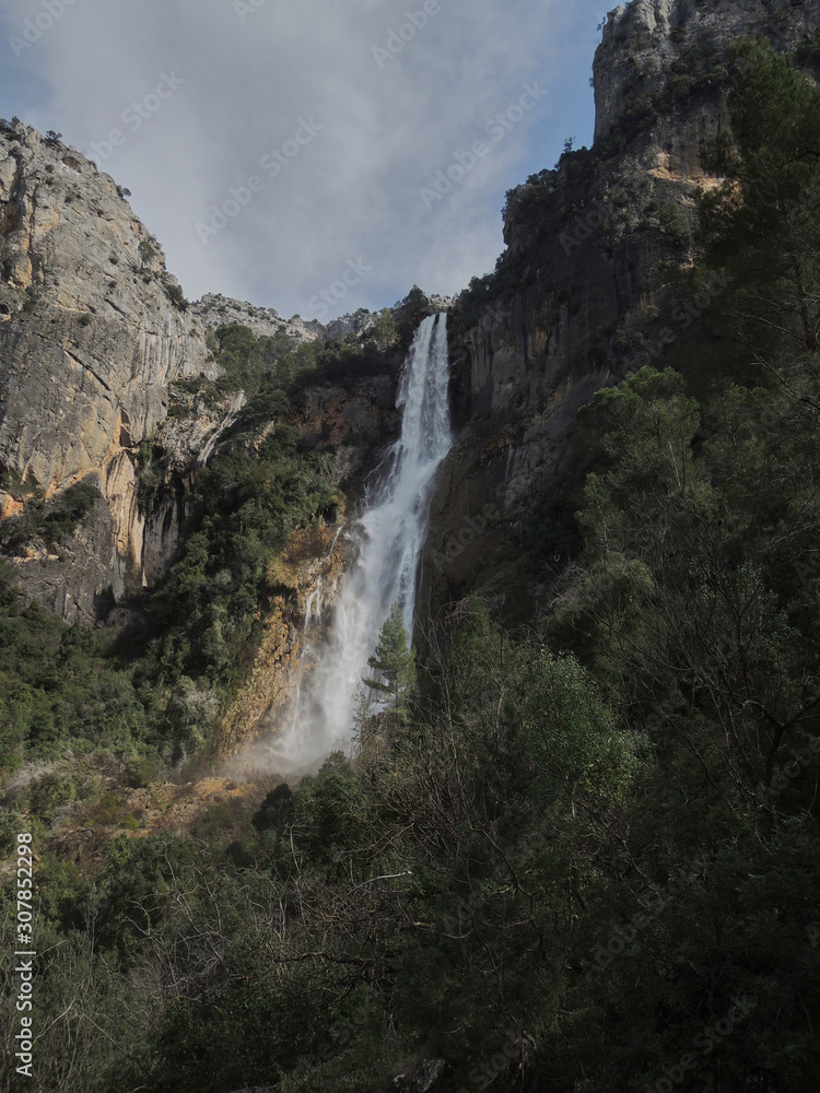 The waterfall of La Osera with its 130 meters is the highest in Andalusia. It is located on the Aguascebas Chico River, within the Natural Park of the Sierra de Cazorla, Segura and Las Villas, Jaén.