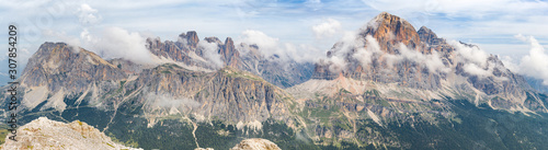 Panorama Dolomitów - góra Lagazuoi i szczyt Tofana di Rozes. Krajobraz południowego Tyrolu. © art08
