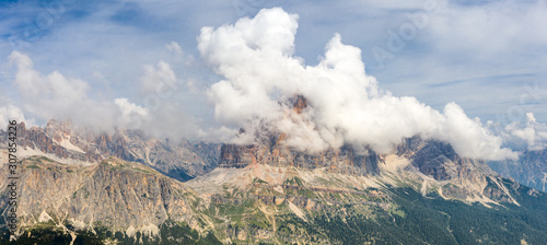 Panorama górska ze szczytem spowitym chmurami. Dolomity - szczyt Tofana i chmury. Krajobrazy włoskich Alp.