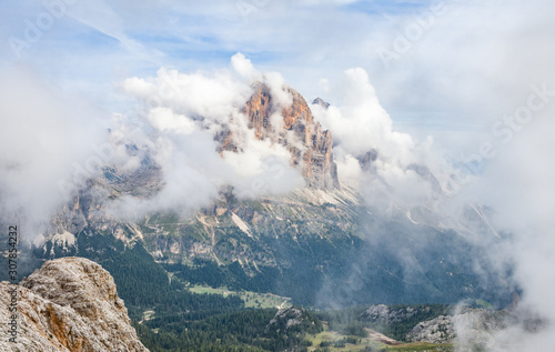 Góra za chmurami. Dolomity - szczyt Tofana zasnuty chmurami. Włoskie alpy.