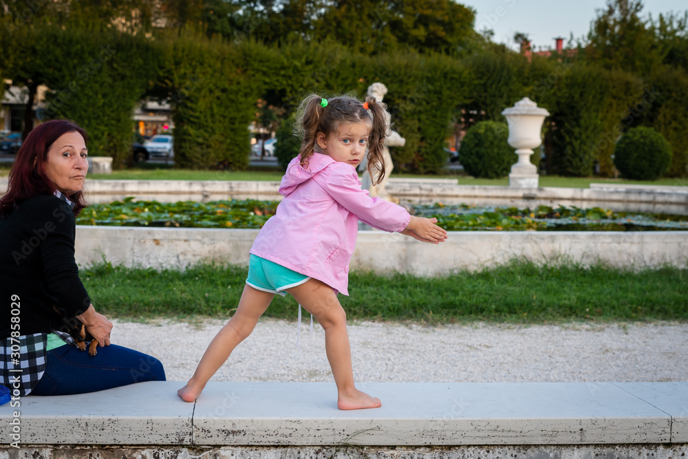 Obraz premium grandmother and granddaughter in the park