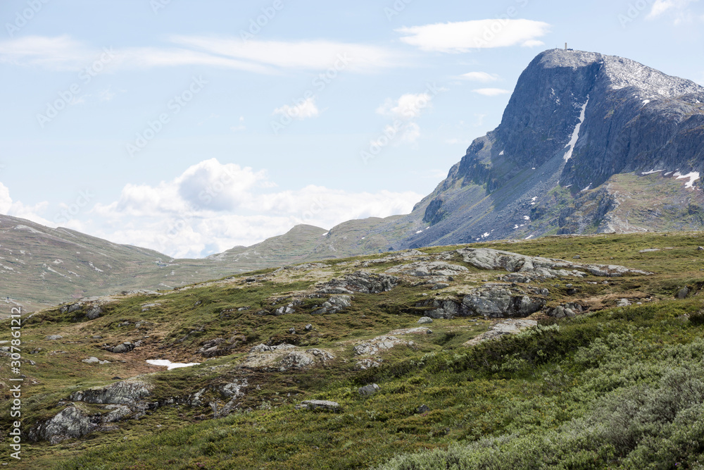 Jotunheimen-Gebirge, Landschaft mit Berg Synshorn im Hintergrund, Norwegen