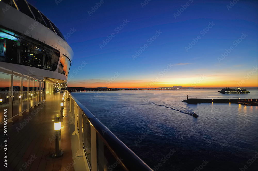 Fototapeta premium Postój statku wycieczkowego w Palma de Mallorca.