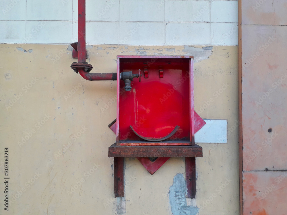 Old Red cabinet rubber hose is used for connecting fire hose.Because it is damaged, unusable Need to make new adjustments to return Old Red cabinet rubber hose is used for connecting fire hose.Because it is damaged, unusable Need to make new adjustments to return