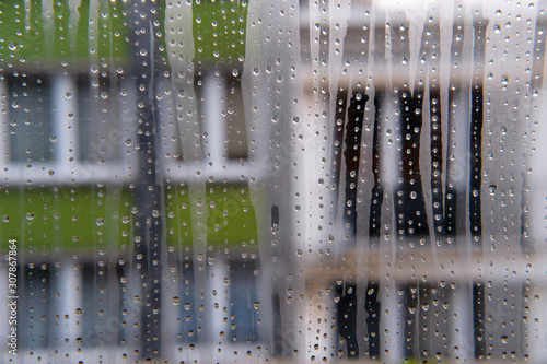 Vapore acqueo e gocce di condensa su finestrone © Francesco