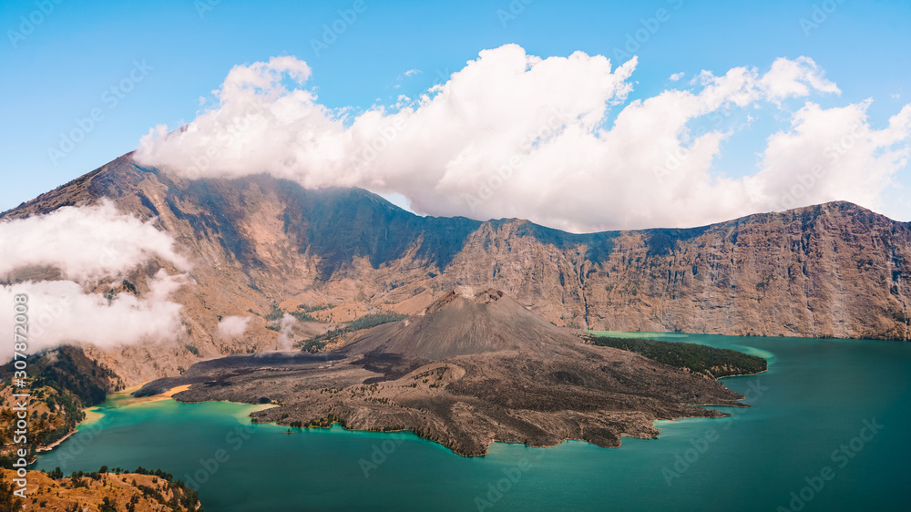 Vue imprenable sur le cratère du volcan Mont Rinjani avec son lac d'eau et de soufre