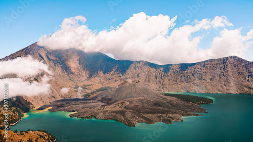 Vue imprenable sur le cratère du volcan Mont Rinjani avec son lac d'eau et de soufre