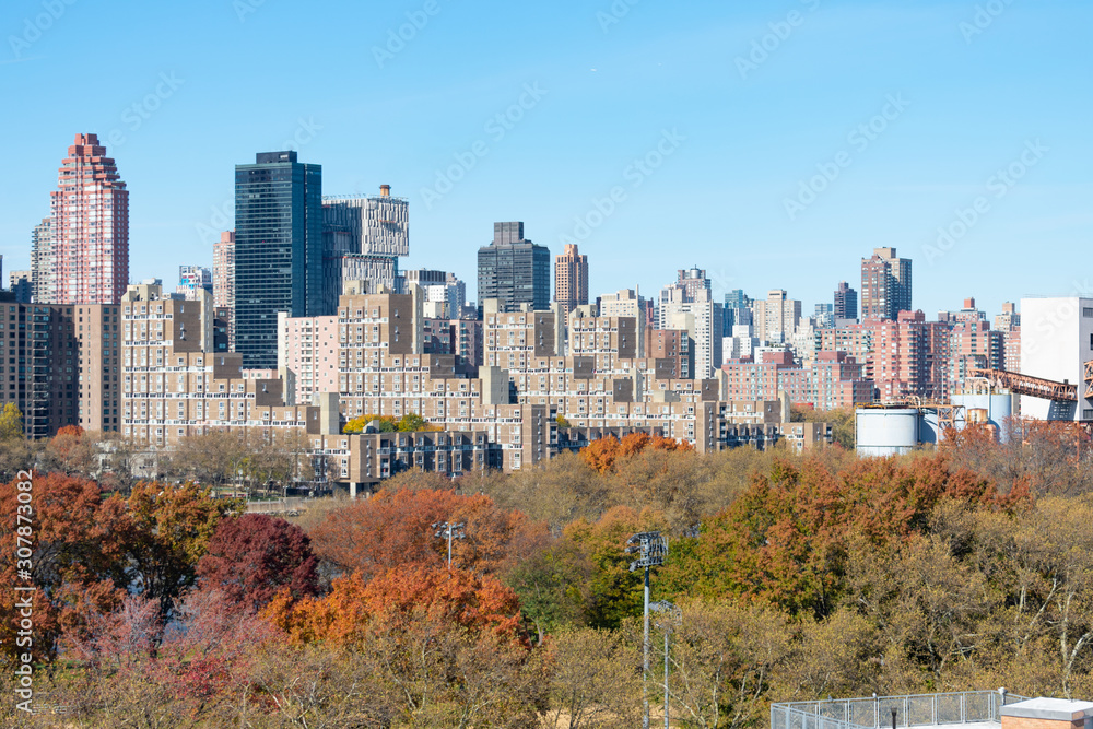 Obraz premium The Upper East Side Skyline with Colorful Autumn Trees along the East River in Long Island City New York