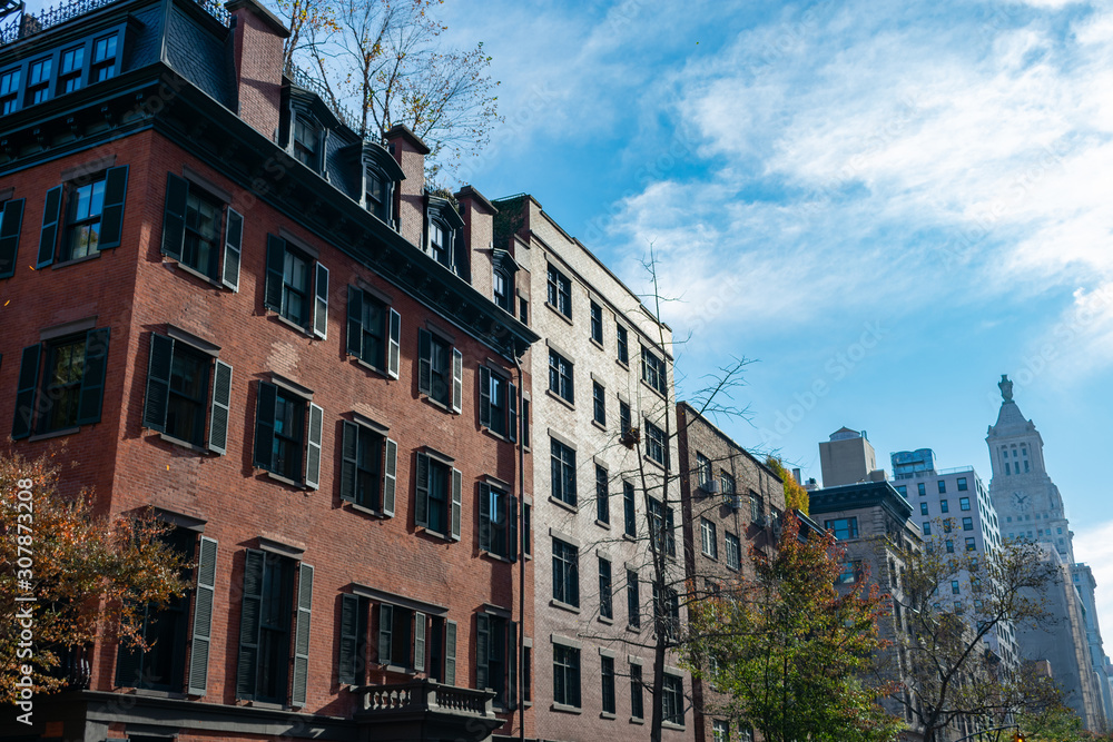 Fototapeta premium Row of Old Buildings and Skyscrapers in Gramercy Park New York