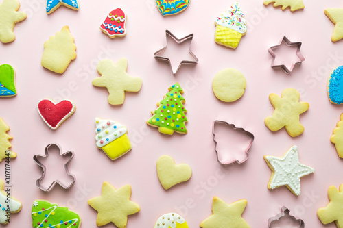Foto Pattern with copy space made of christmas biscuits and cookie cutters abstract on rose