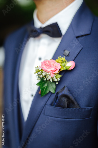 Photo groom wearing a boutonniere