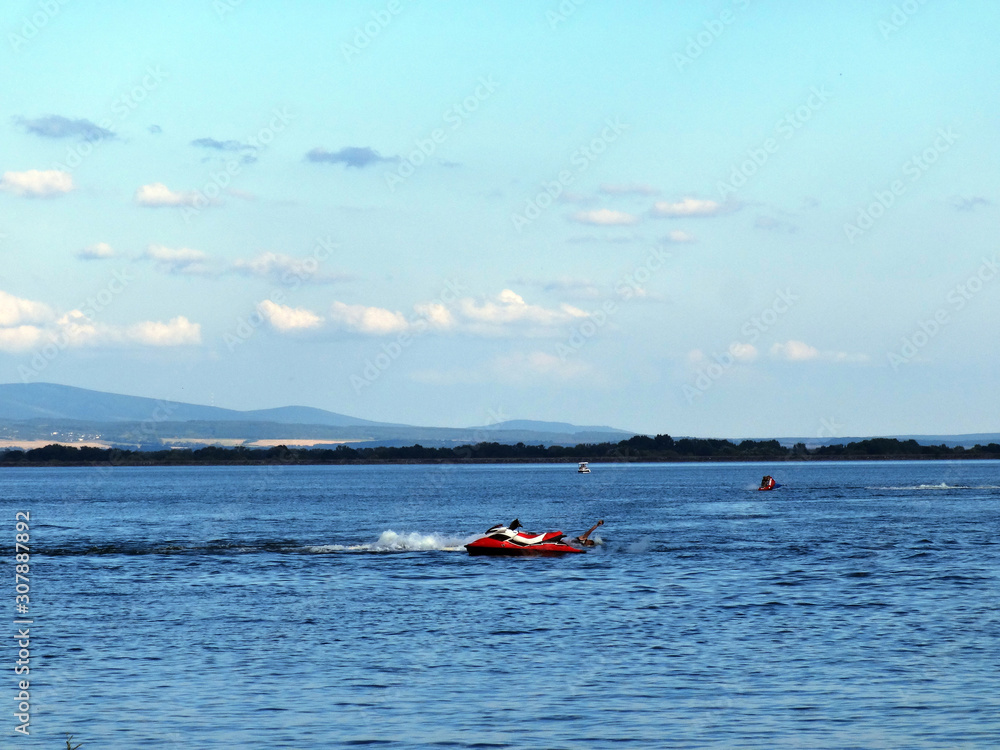 Obraz premium Sports activities on the lake in the recreation center in summer