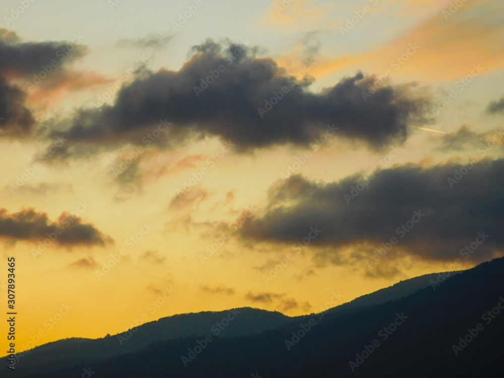 coucher de soleil sur la montagne avec magnifiques nuages