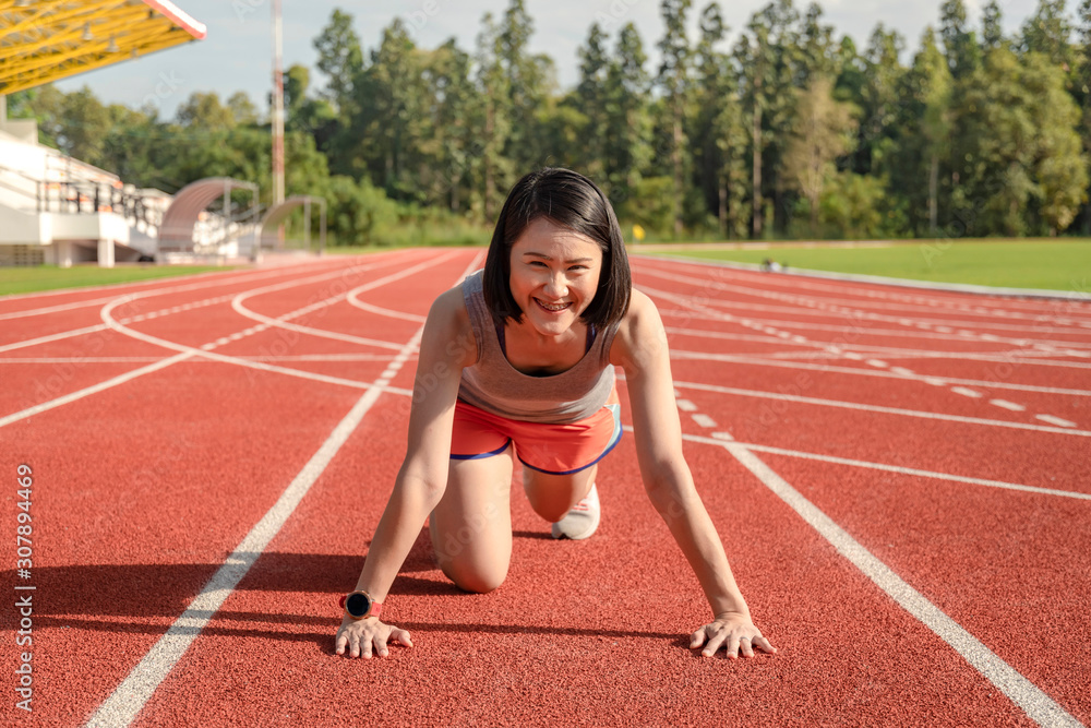 Obraz premium Sporty asian woman runner in fashionable sportswear