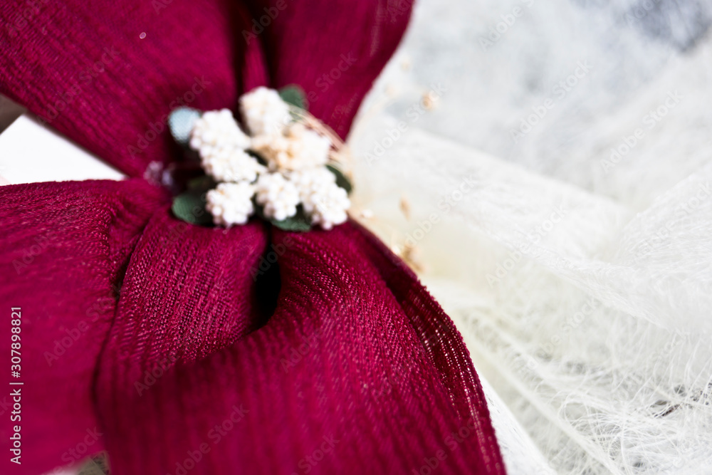 Lazada roja con adornos de pequeñas flores para vestido blanco Lazada roja con adornos de pequeñas flores para vestido blanco